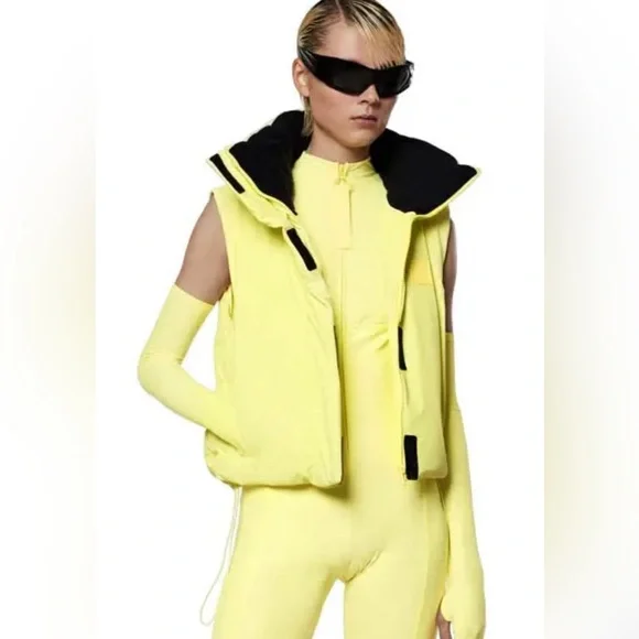 Rains NWT Women’s Loop W Vest. Size M. Color Straw ( yellow). Inside zip pocket - Picture 4 of 12